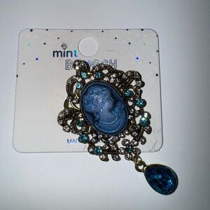 New MINT Cameo with Gems brooch- blues